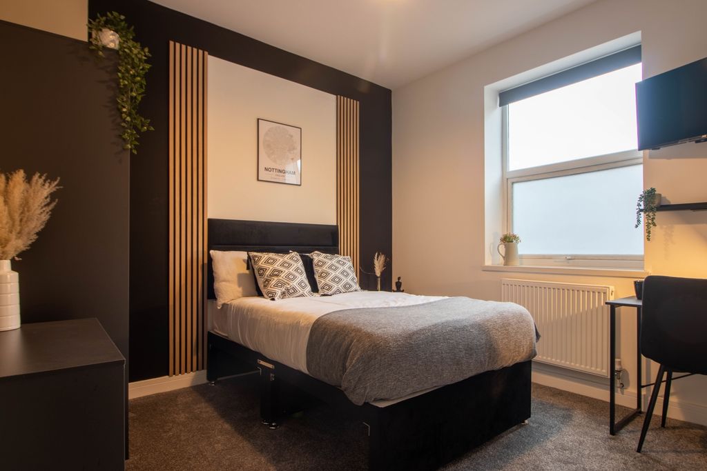 Property photo 2 of 8 Bedroom