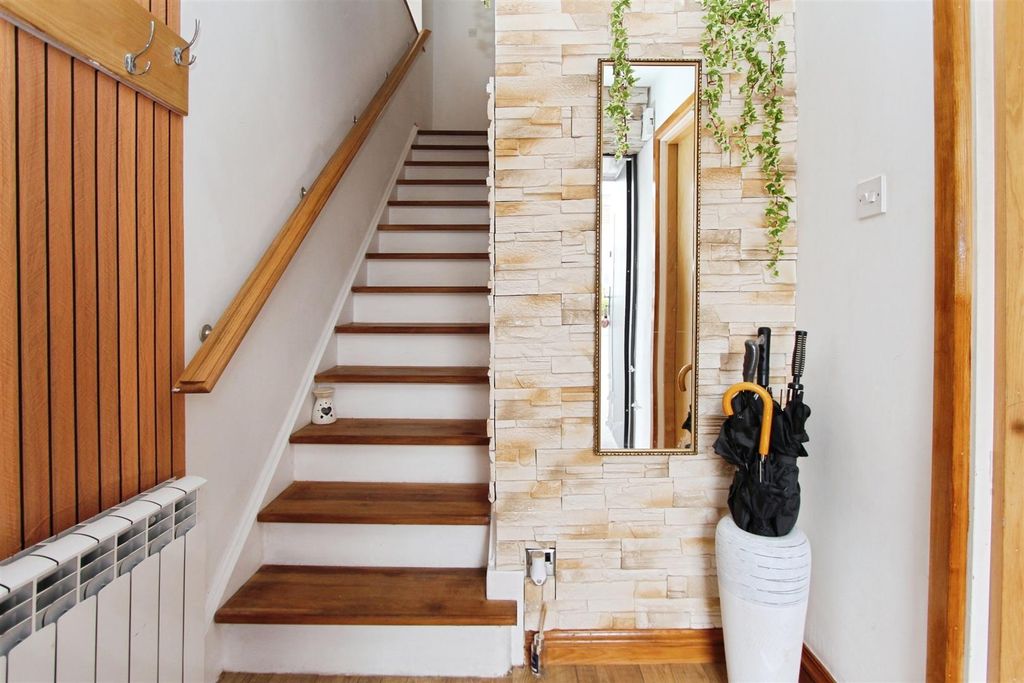 Property photo 2 of 18 Entrance Hall