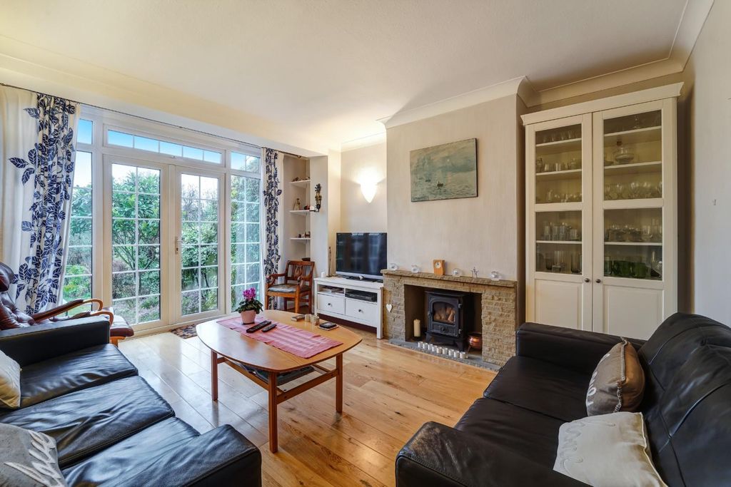 Property photo 2 of 14 Commonfield Road