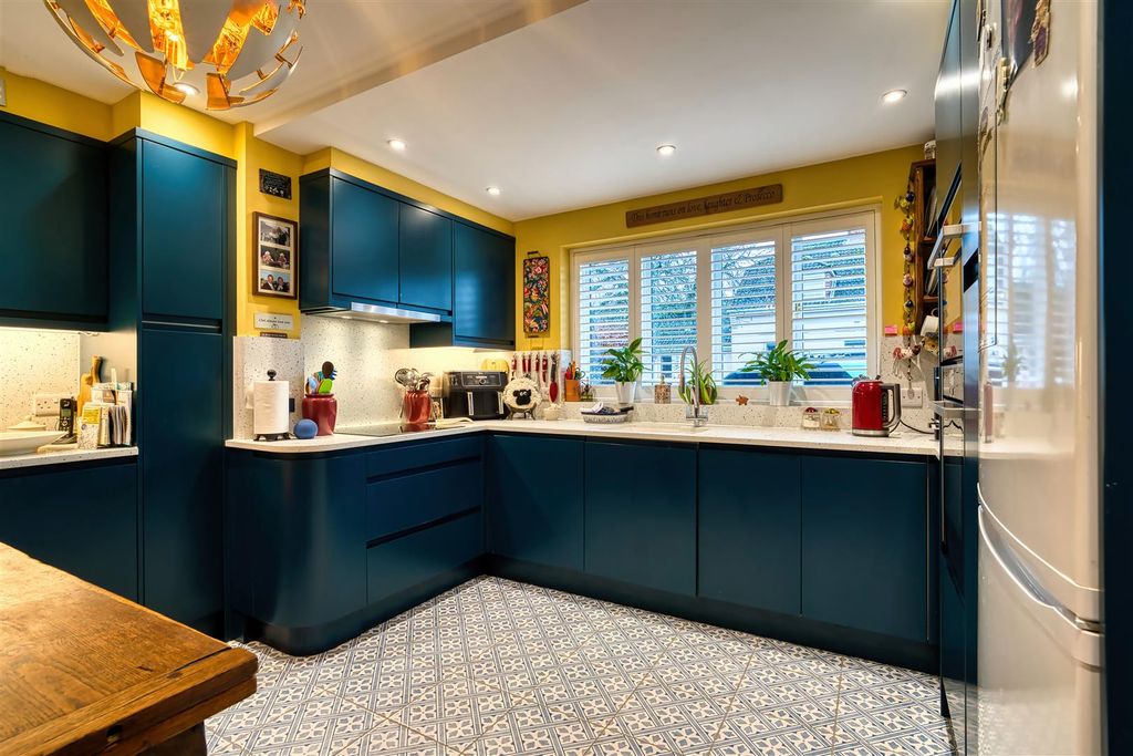 Property photo 2 of 9 Kitchen