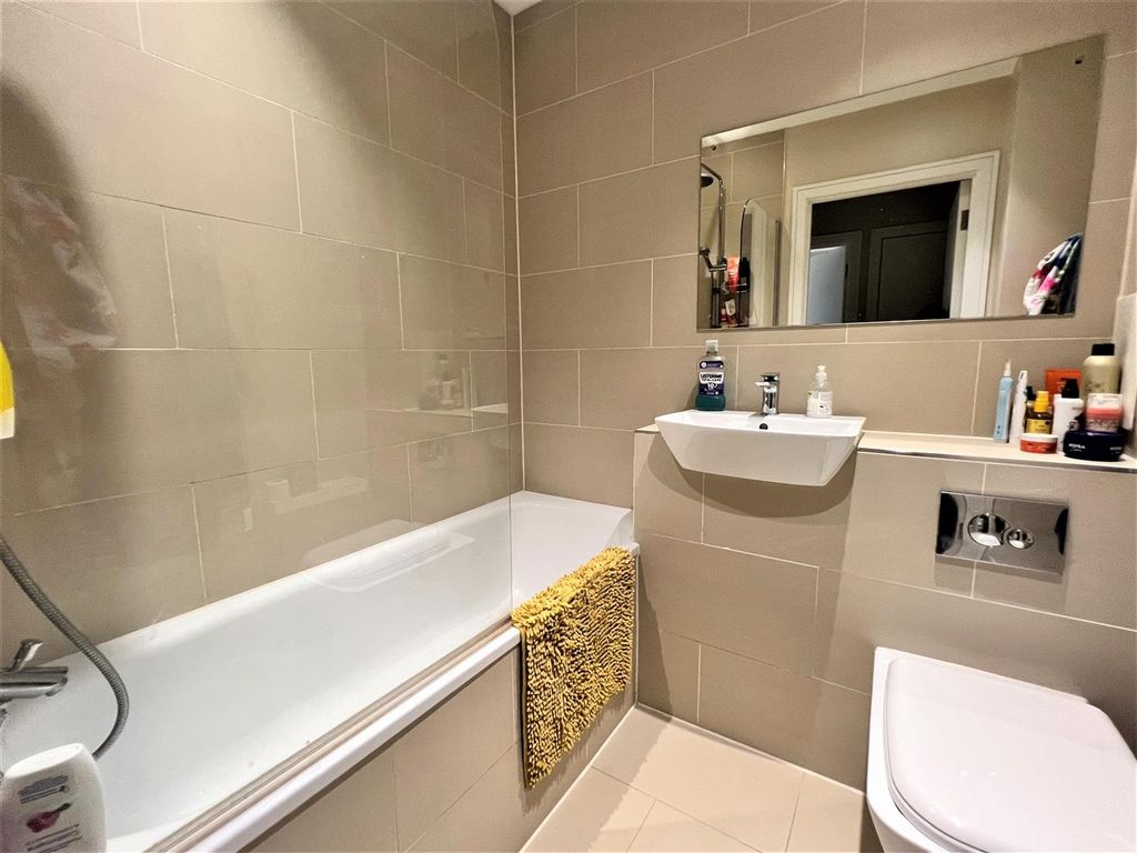 Property photo 2 of 5 Bathroom.Jpg