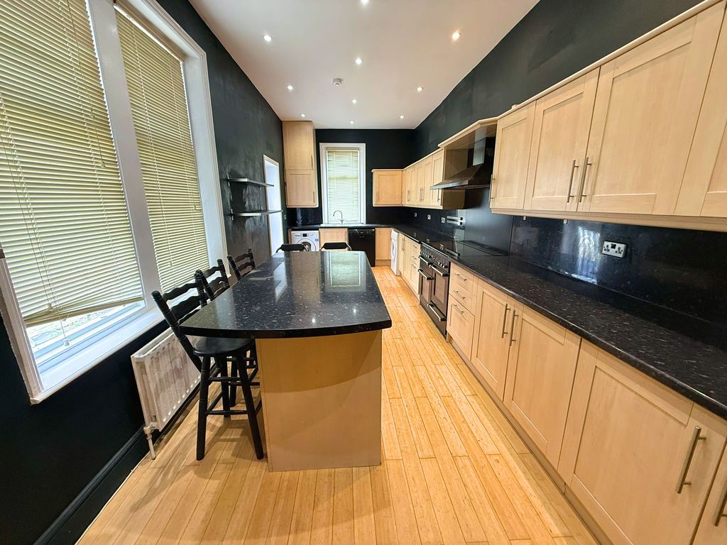 Property photo 2 of 11 Kitchen