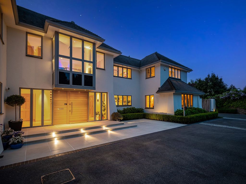 Property photo 2 of 47 Twilight Close Up Front