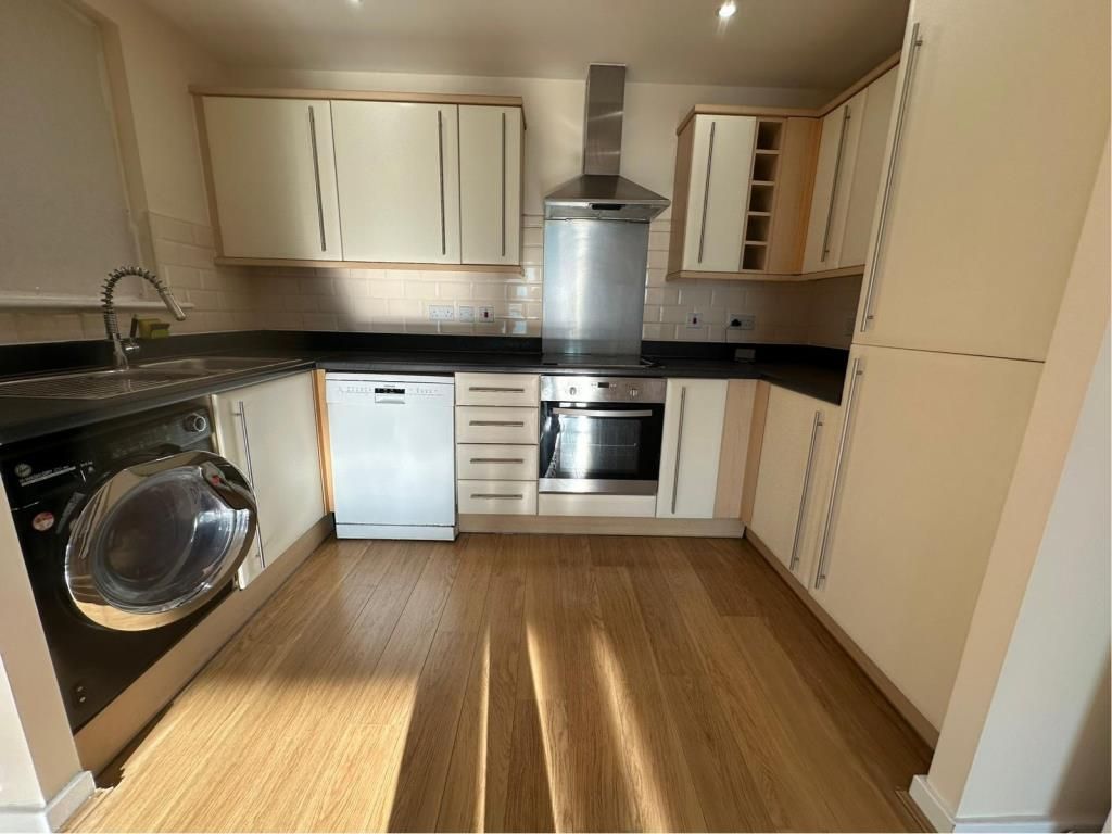 Property photo 3 of 7 Kitchen