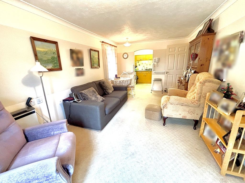 Property photo 3 of 7 Lounge 2