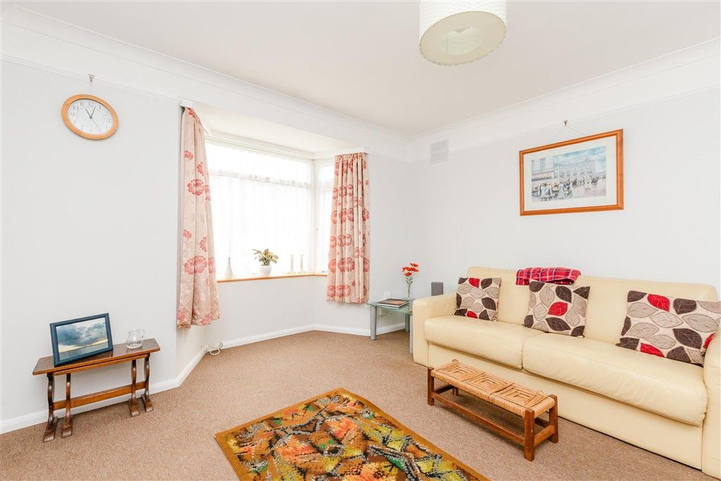 Property photo 2 of 11 Lounge