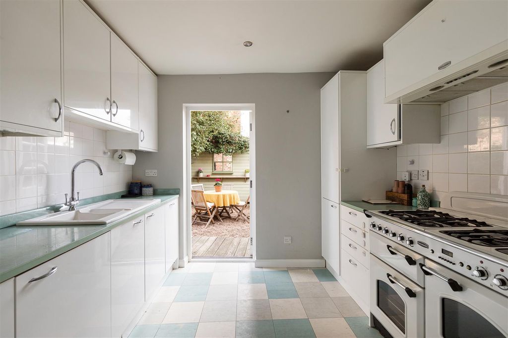 Property photo 3 of 28 Victoria Road, E17