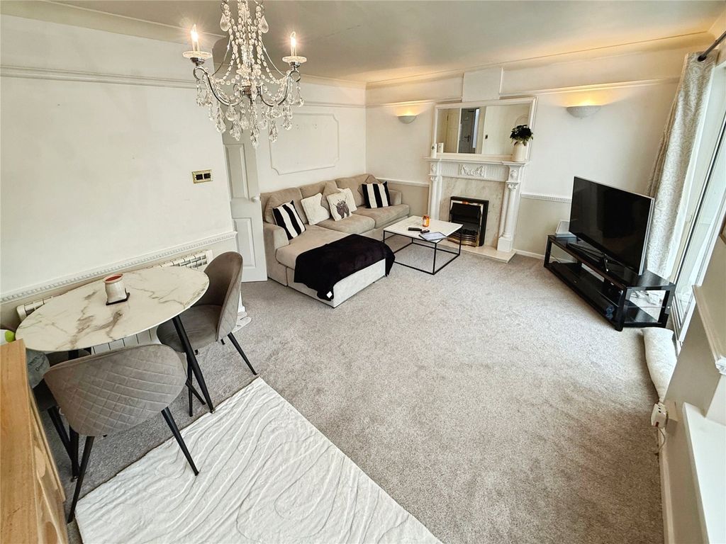Property photo 3 of 17 Lounge
