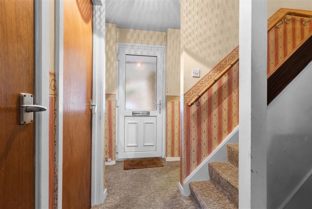 Property photo 3 of 27 Entrance Hall.Jpg