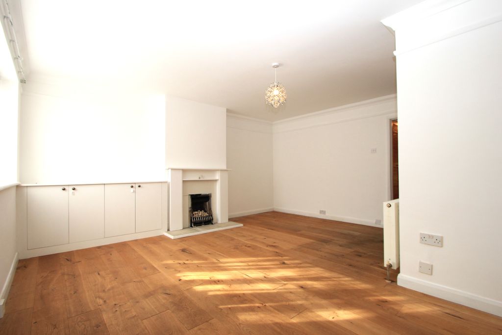 Property photo 2 of 11 24 Vicarage Road Living Room 2
