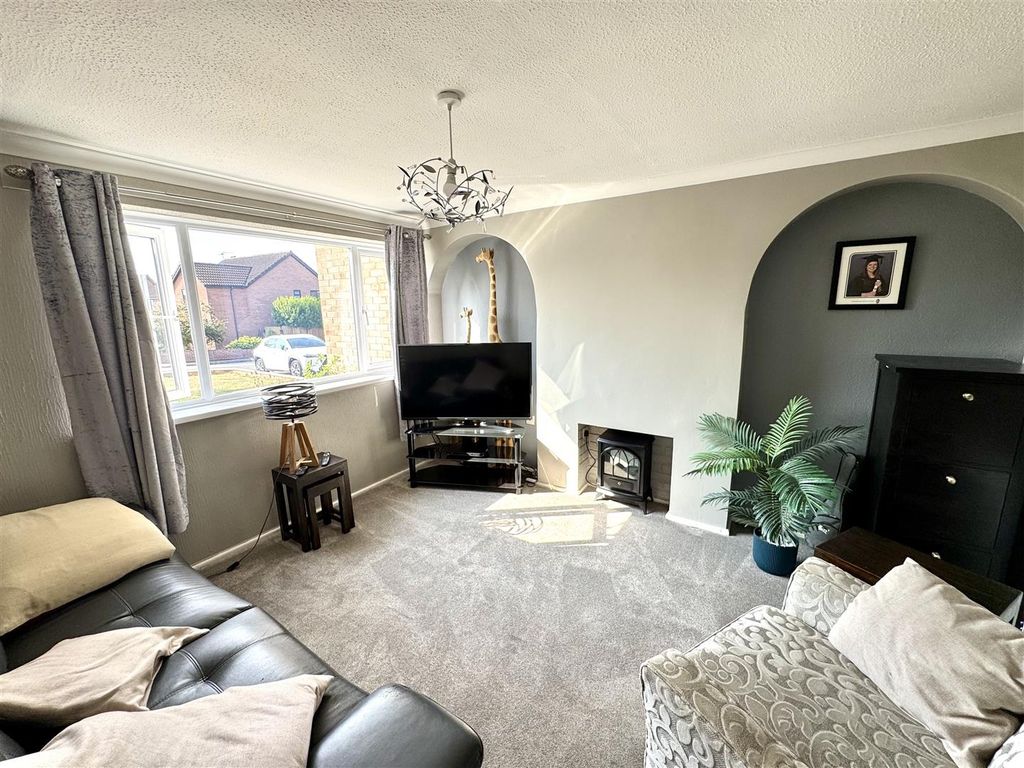 Property photo 2 of 16 Lounge