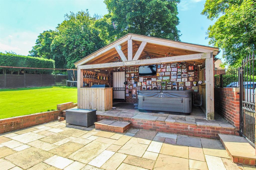 Property photo 2 of 27 Outside