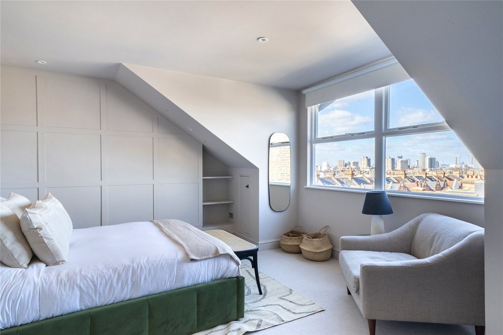 Property photo 2 of 14 Bedroom