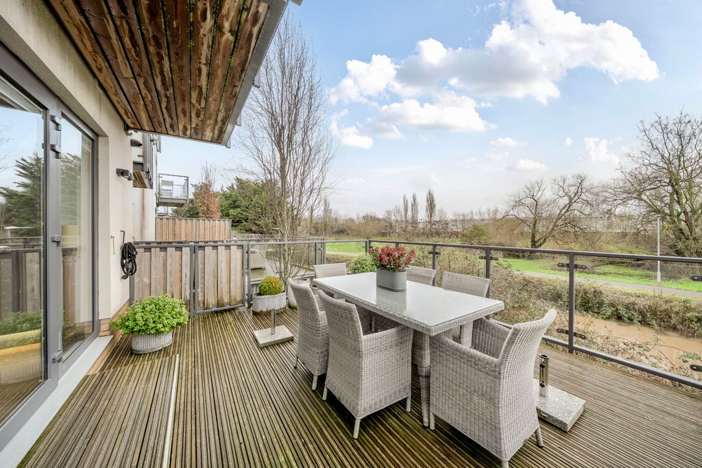 Property photo 3 of 22 Terrace