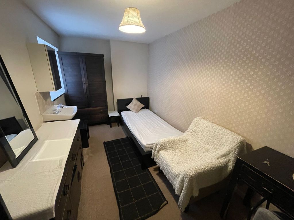 Property photo 1 of 12 A Cozy Double Bedroom Featuring A Single Bed, A Sm...