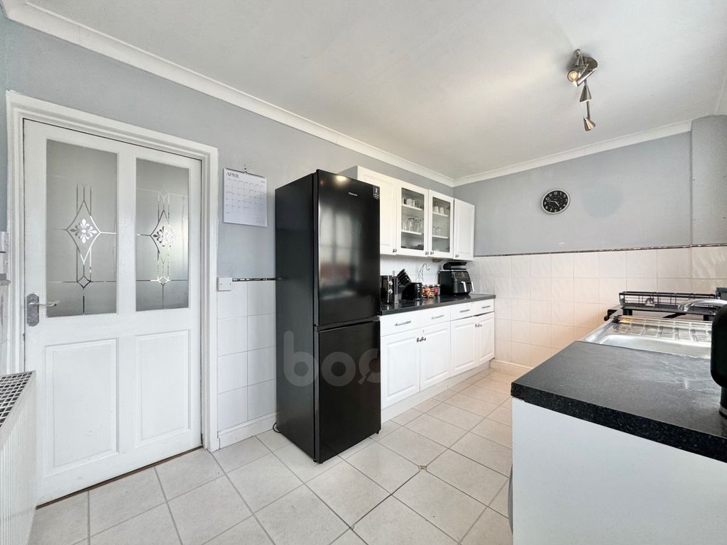 Property photo 3 of 19 Houston Crescent, Dalry Kitchen