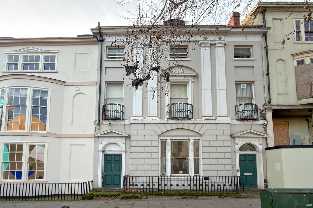 Property photo 2 of 32