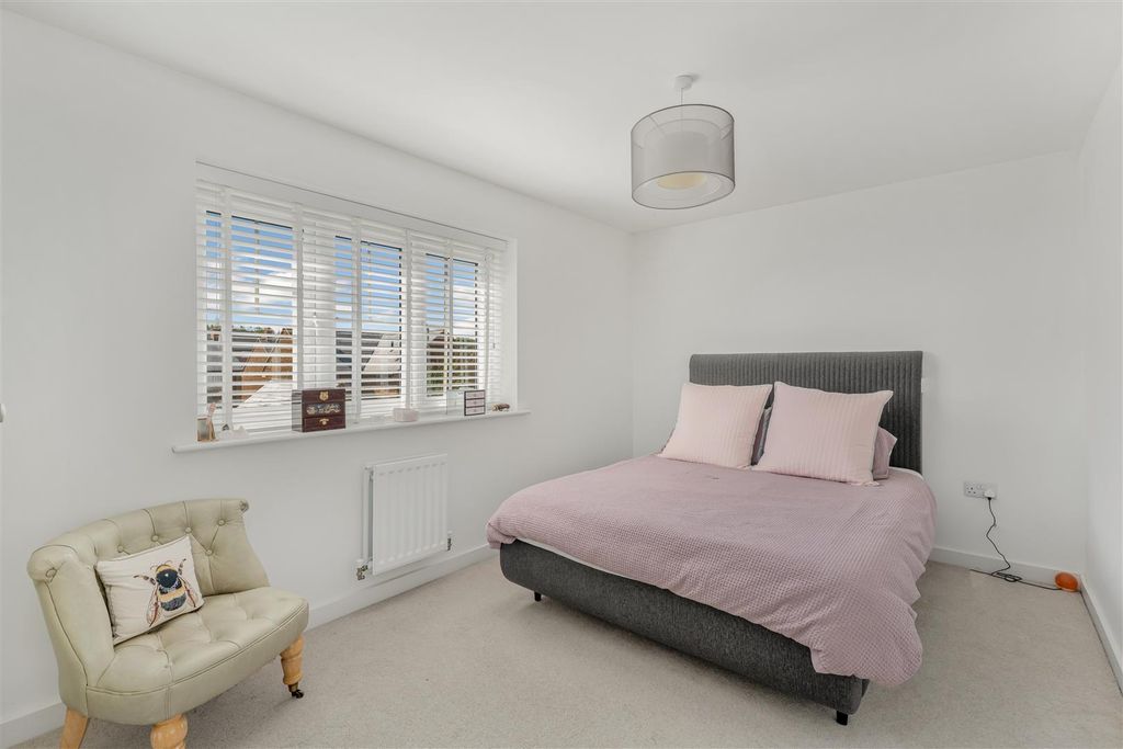 Property photo 3 of 19 6 Pippin Close, Bodicote-19.Jpg