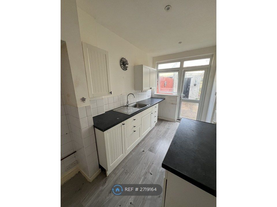 Property photo 2 of 10 Kitchen