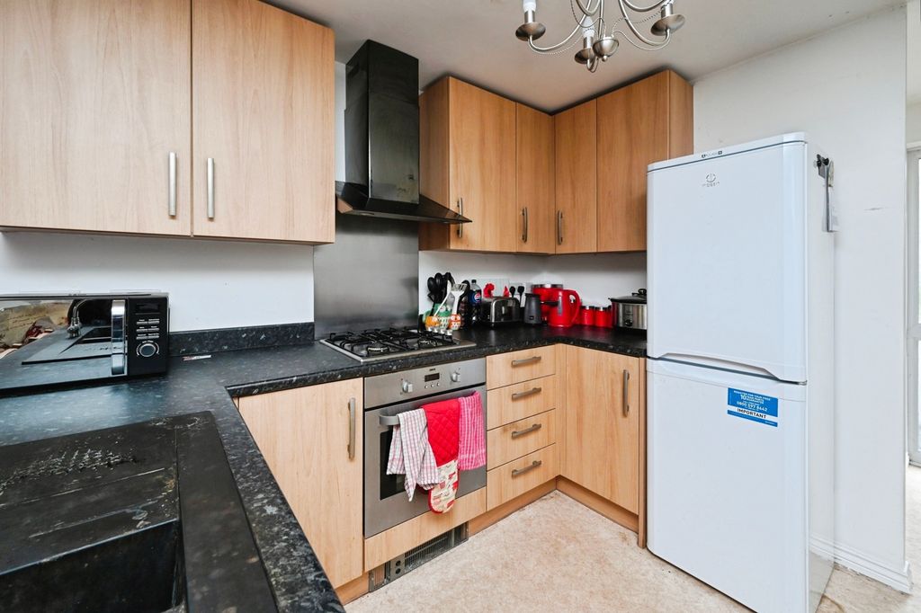 Property photo 3 of 17 Kitchen