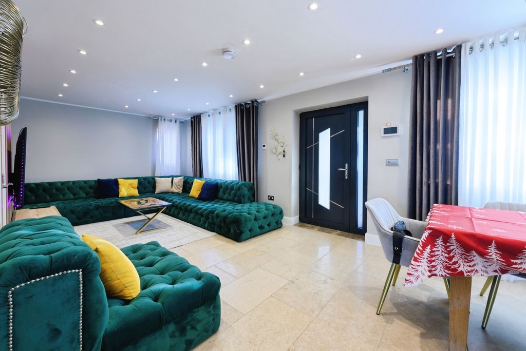 Property photo 3 of 22 Pbox-Img.Jpg