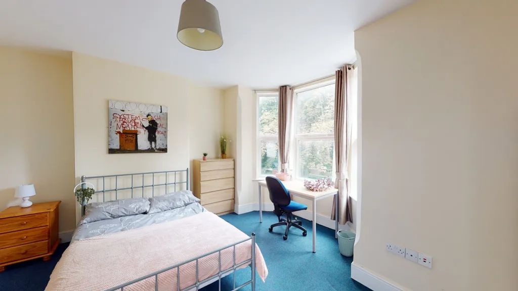 Property photo 1 of 10 A Bright And Spacious Double Bedroom Featuring A c...