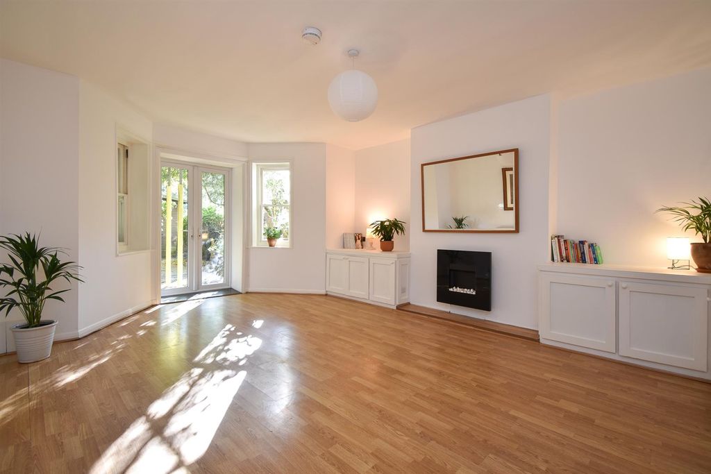 Property photo 1 of 17 Living Room