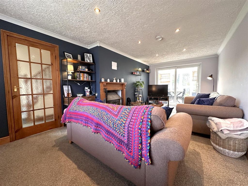 Property photo 2 of 20 Generous Living Room 295