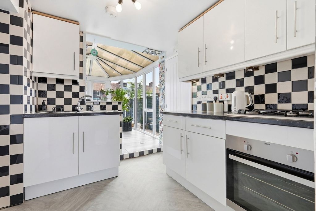 Property photo 3 of 12 Fitted Kitchen