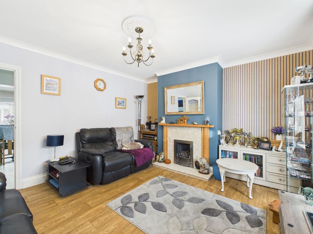 Property photo 3 of 20 Lounge