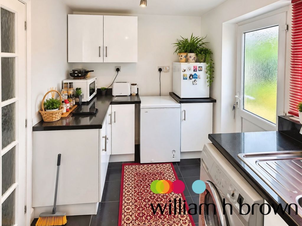Property photo 3 of 8 Kitchen