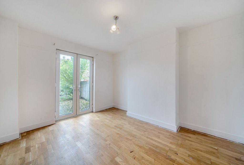 Property photo 3 of 20 1388469-9-693815d...