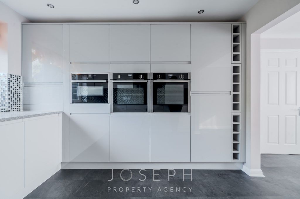 Property photo 3 of 28