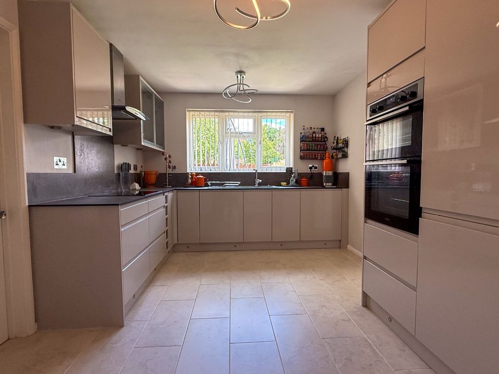 Property photo 3 of 19 5302473