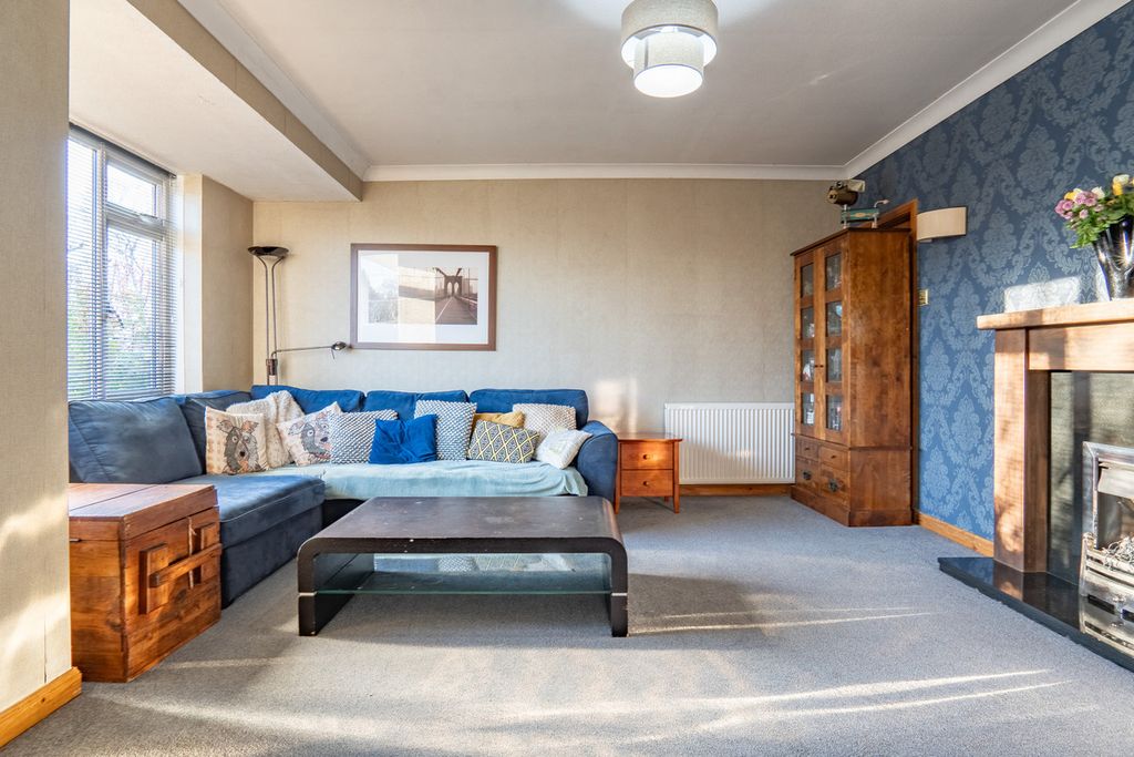 Property photo 2 of 34