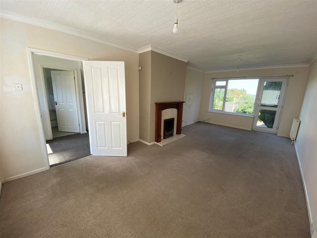 Property photo 3 of 9 38 Broadlands Lounge.Jpg