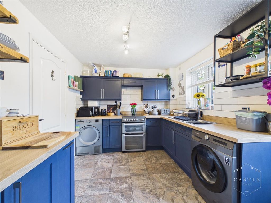 Property photo 3 of 11 Kitchen