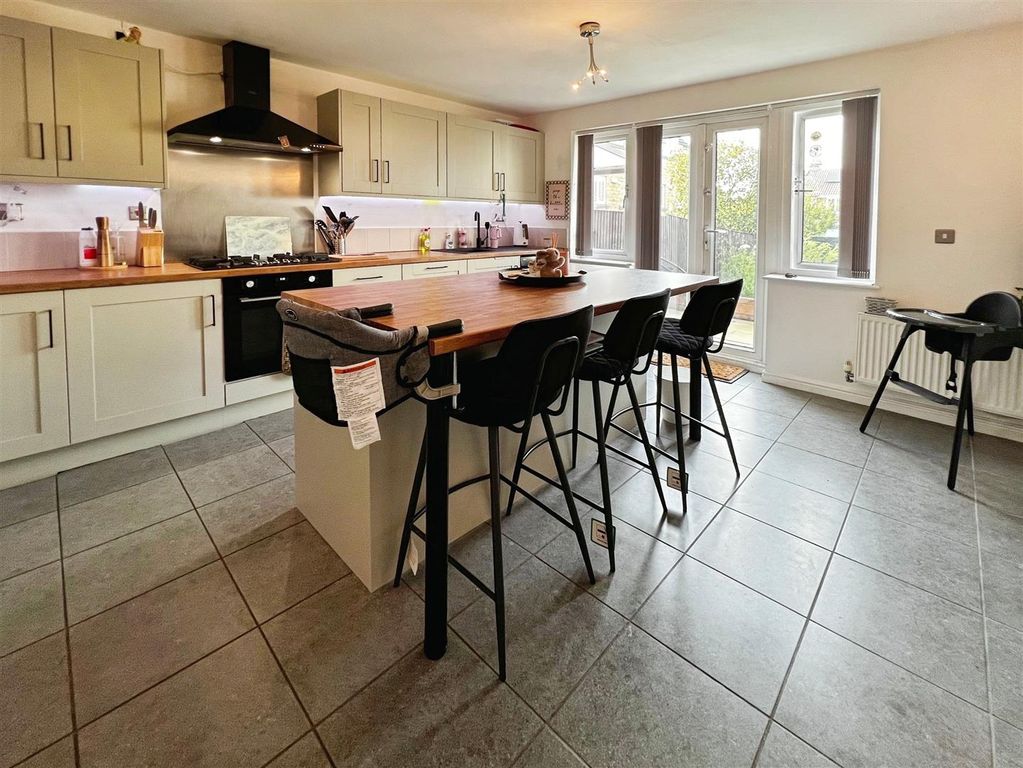 Property photo 2 of 28 Kitchen/Diner