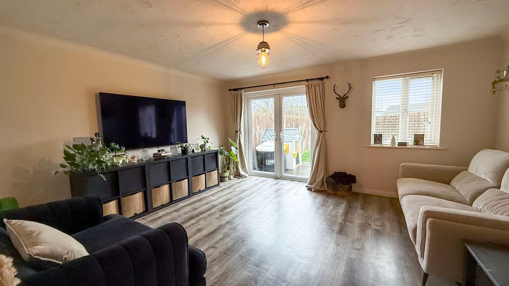 Property photo 2 of 12 Lounge