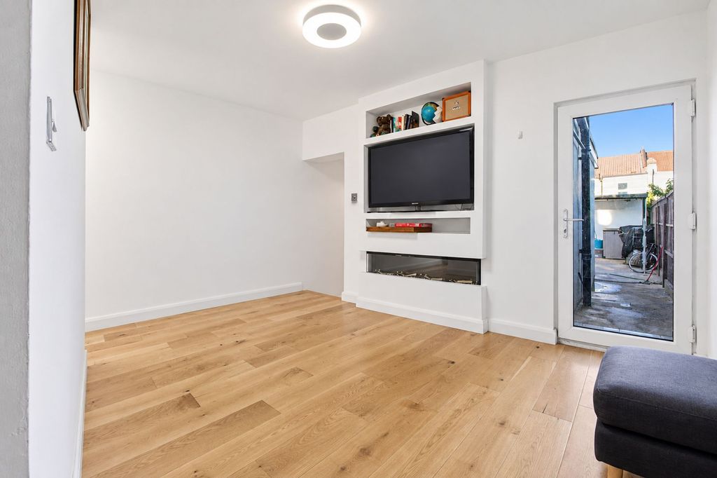 Property photo 2 of 18