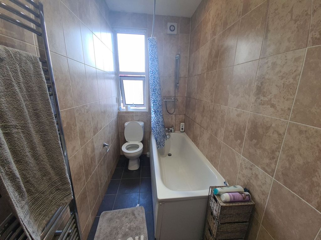 Property photo 3 of 8 A Well-Maintained Bathroom Featuring A Full-Size B...