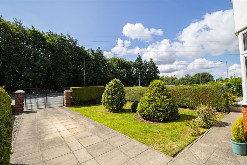Property photo 2 of 13 Front Garden / Driveway