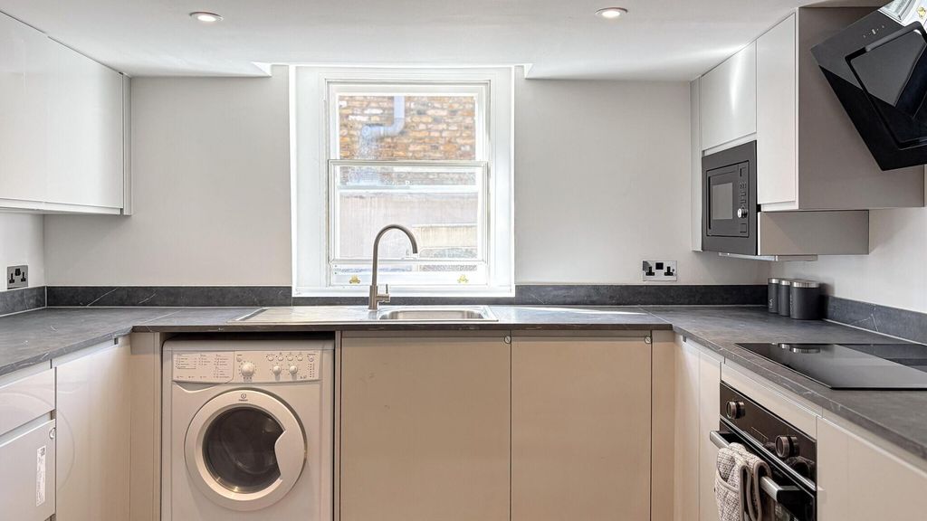 Property photo 3 of 6 Kitchen