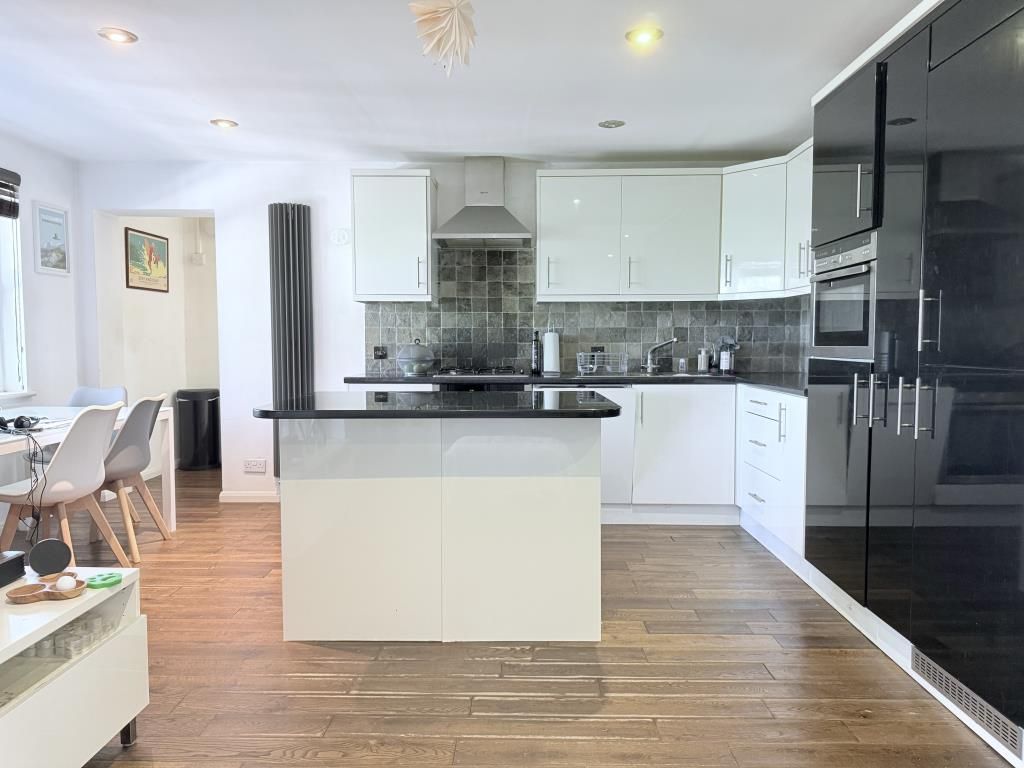 Property photo 3 of 19 Kitchen