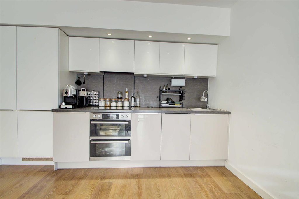 Property photo 3 of 11 Kitchen