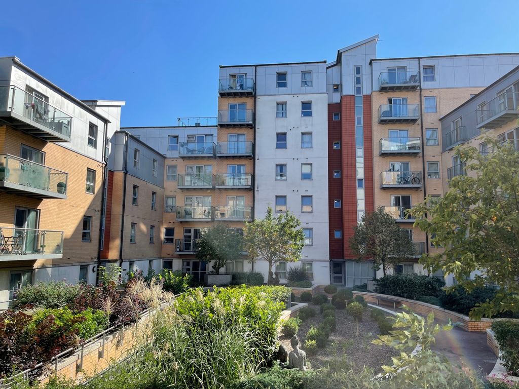 Property photo 1 of 7 Superb 2 Bed Flat