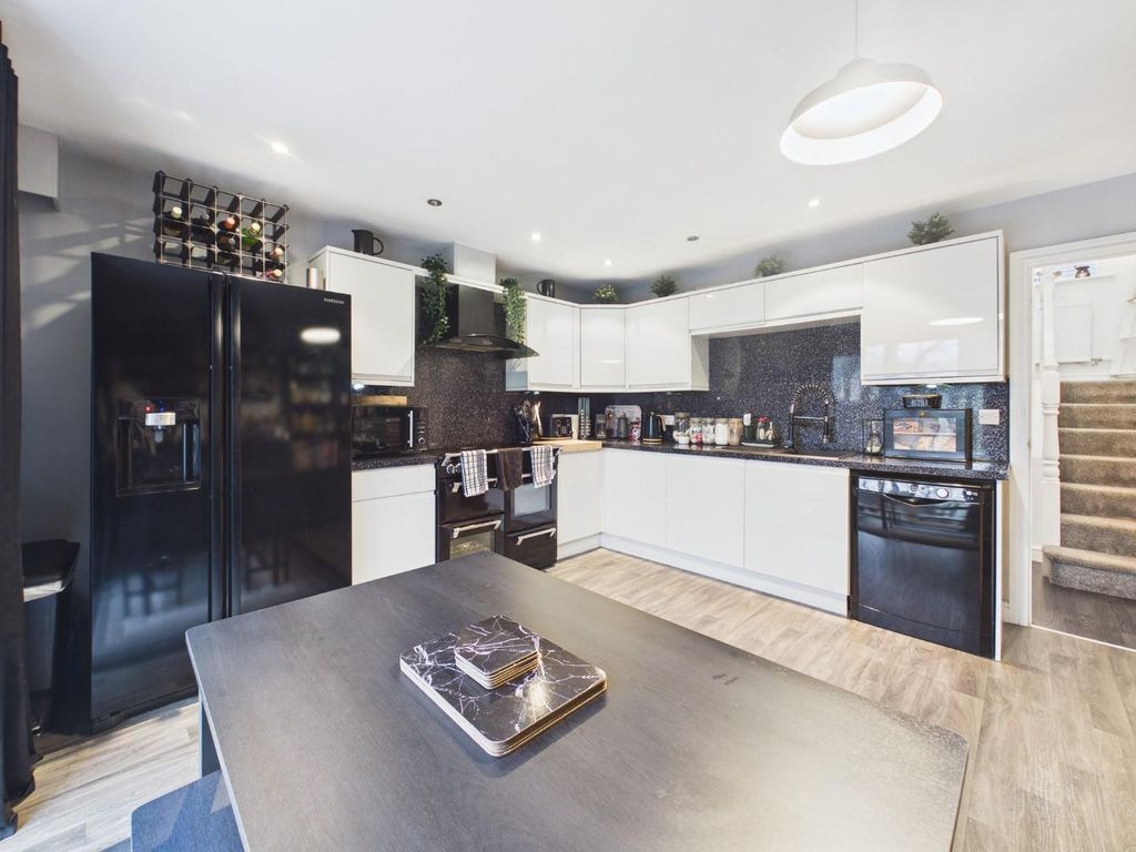 Property photo 3 of 16 Cam04899G0-Pr0279-Still002.Jpg