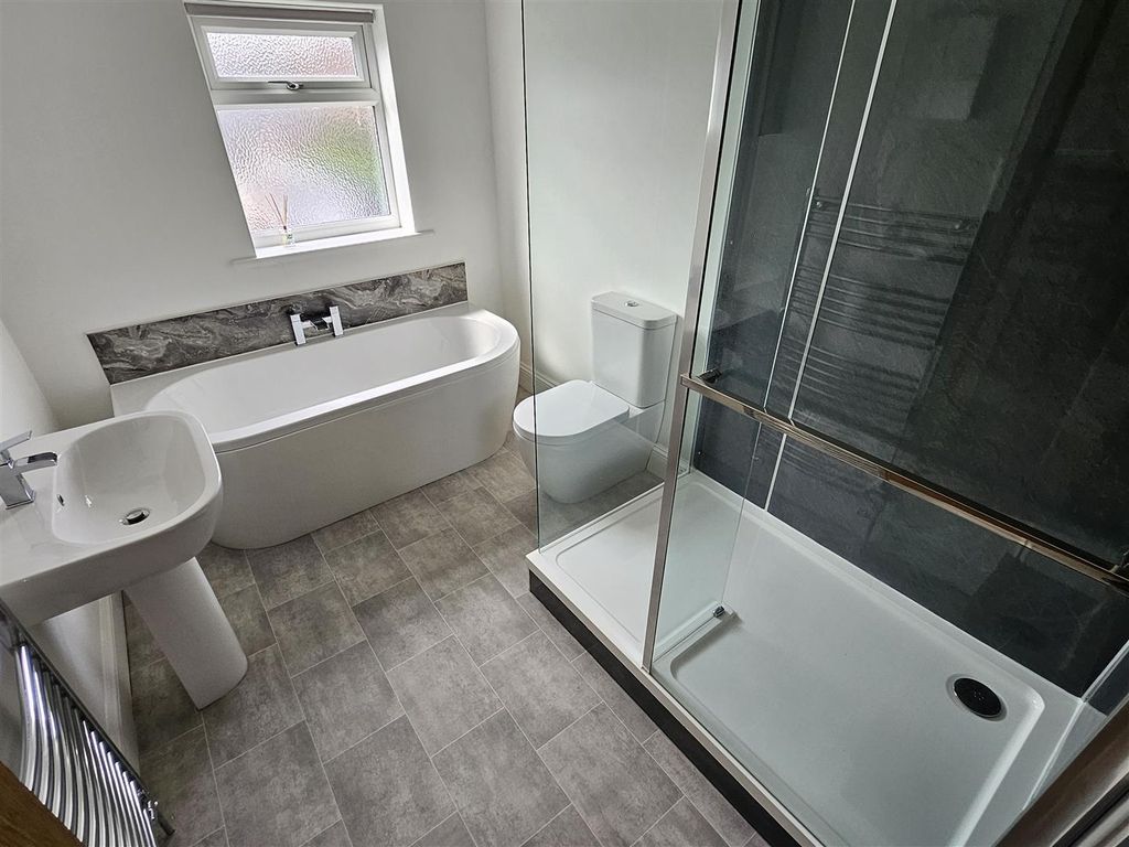 Property photo 2 of 9 Bathroom