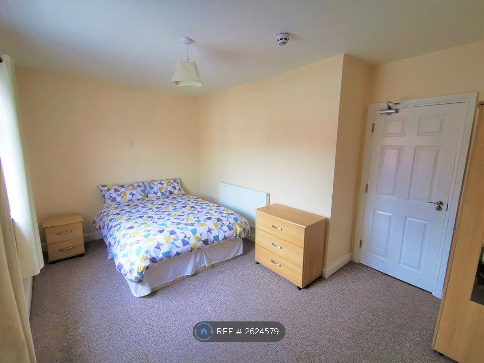 Property photo 2 of 18 Room 5 Upstairs