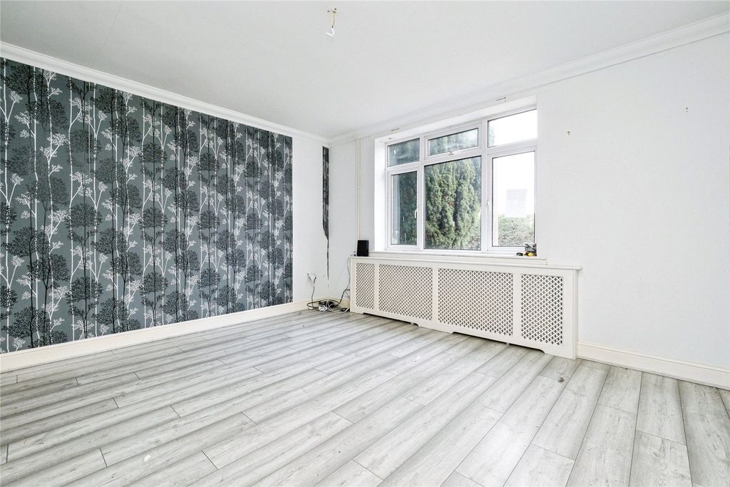 Property photo 3 of 17 Lounge